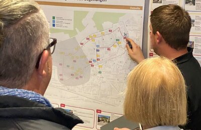 Bild vergr&ouml;&szlig;ern: Workshop-Teilnehmende sprechen über eine Plan zur nördlichen Vorstadt.