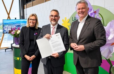 Bild vergr&ouml;&szlig;ern: LGS-Geschäftsführerin Anne Pieper mit Ob Marc Weigel und Ministerpräsident Gordon Schnieder