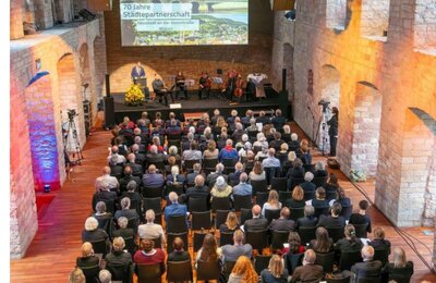 Bild vergr&ouml;&szlig;ern: Der Festakt zum 70. Geburtstag der Städtepartnerschaft fand auf dem Hambacher Schloss statt.