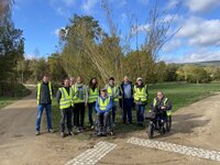 Bild vergr&ouml;&szlig;ern: Menschen mit Behinderungen besuchen das LGS-Gelände