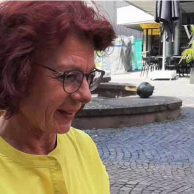 Bild vergr&ouml;&szlig;ern: Gästeführerin auf einer Tour durch die Innenstadt - Geschichte und Genuss