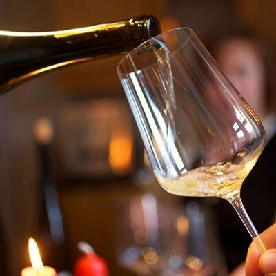 Bild vergr&ouml;&szlig;ern: Wein wird eingeschänkt