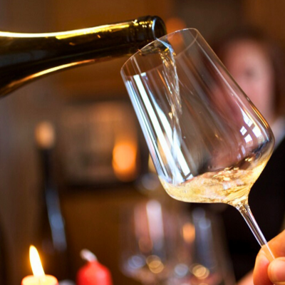 Bild vergr&ouml;&szlig;ern: Weißwein einschenken