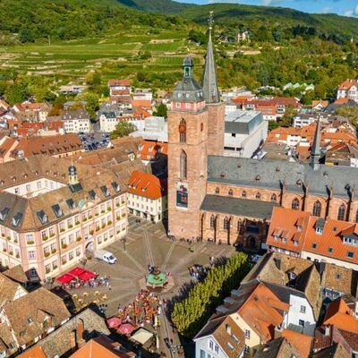 Bild vergr&ouml;&szlig;ern: Blick auf den Marktplatz, das Rathaus und die Stiftskirche mit Türmerwohnung am Marktplatz in Neustadt an der Weinstraße