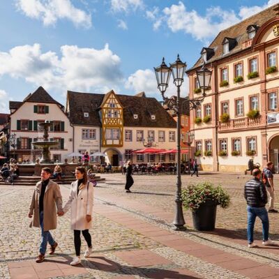 Bild vergr&ouml;&szlig;ern: Ein Paar läuft Hand in Hand über den Neustadter Marktplatz