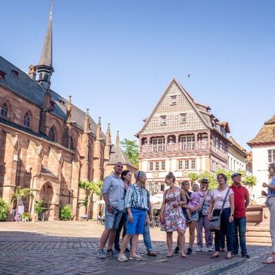 Eine Gruppe von Menschen bei einer Führung auf dem historischen Marktplatz