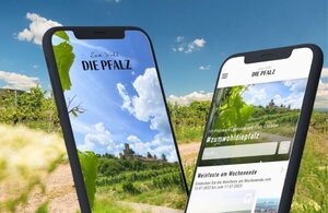 Bild vergr&ouml;&szlig;ern: Mock-up von zwei Mobiltelefonen mit der Zum-Wohl-die-Pfalz-App auf dem Display