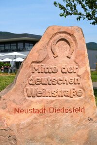 Bild vergr&ouml;&szlig;ern: Mittelpunkt der Deutschen Weinstraße Diedesfeld